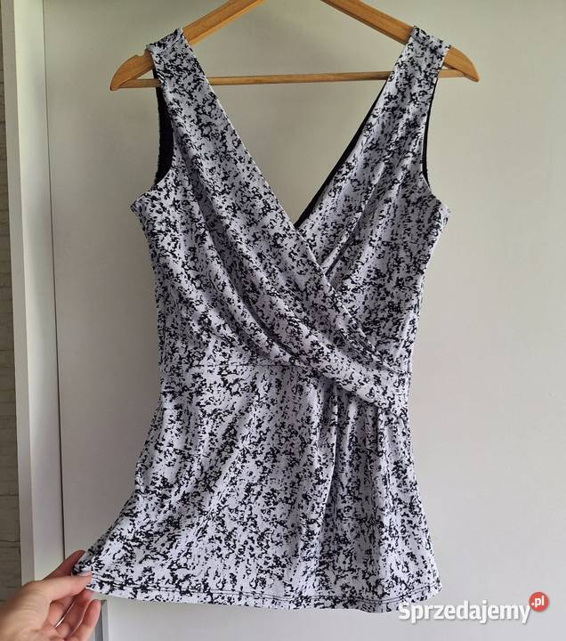 Biała marmurkowa bluzka z efektownym pasem HM 36 bez rękawa