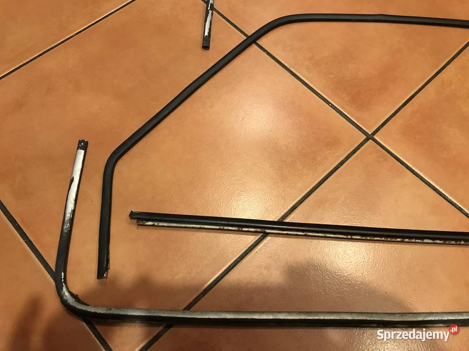 Fiat 126p EL ramka szyby drzwi przednich czarna części blacharskie Sosnowiec