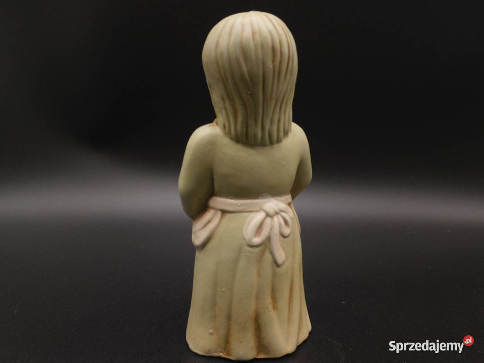 Ceramiczna figurka przedstawiająca dziewczynkę z Raszków