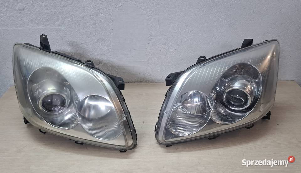 Lampa Reflektor Toyota Avensis