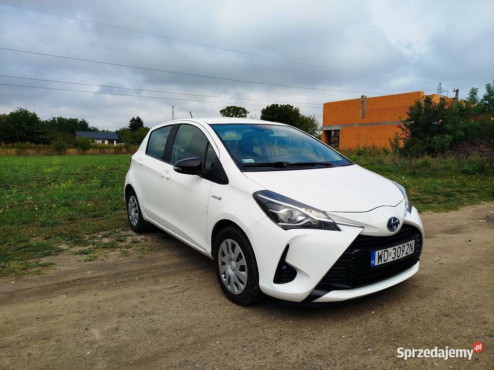 Toyota Yaris III hybrid salon polska asystent pasa ruchu Ludwinowo Zegrzyńskie