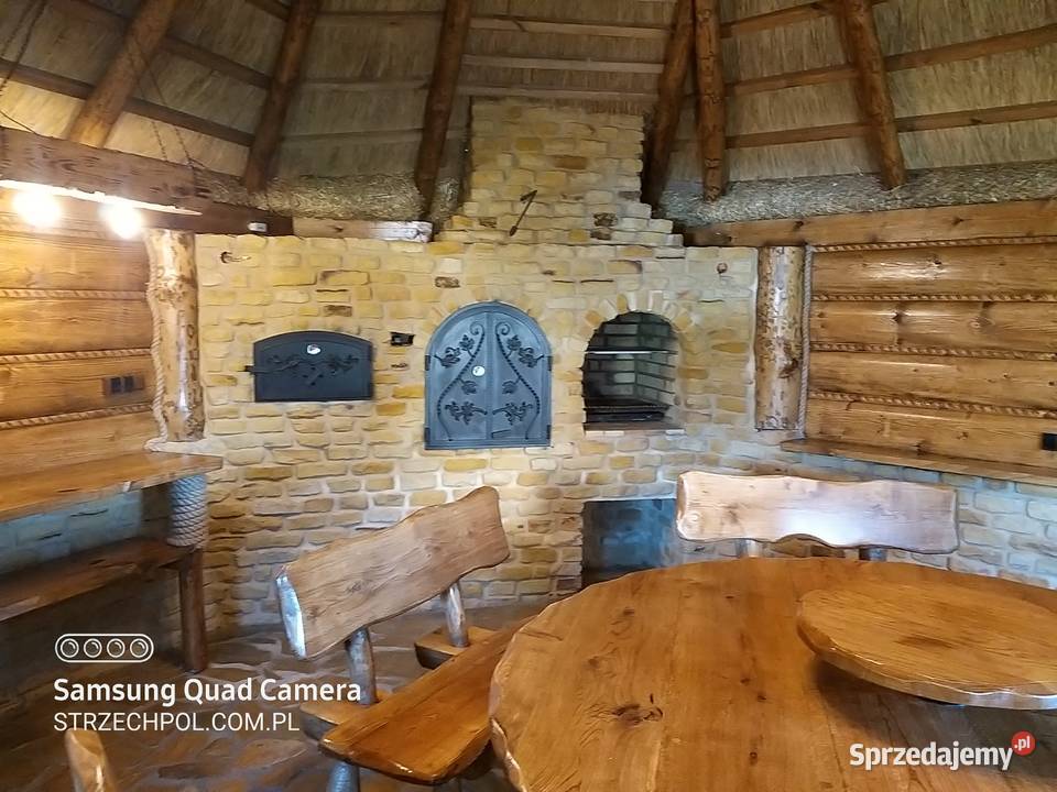 Altana pokryta trzciną pełna zabudowa