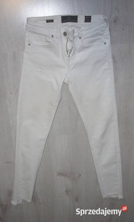 Białe spodnie firmy Medicine Bochnia
