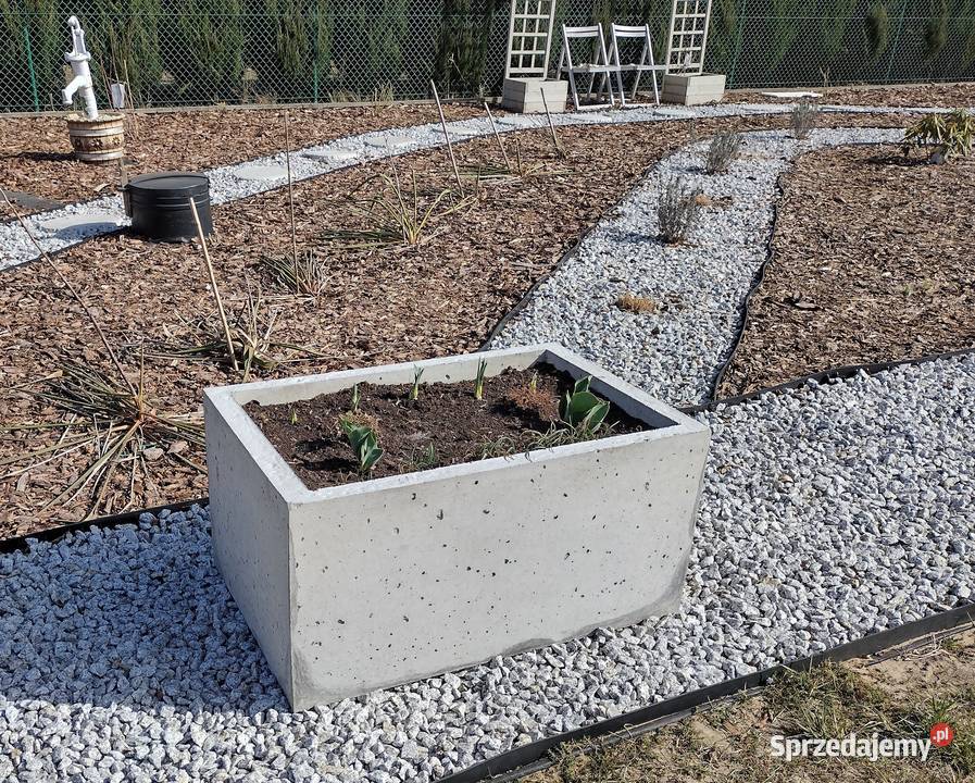 Donica z betonu architektonicznego