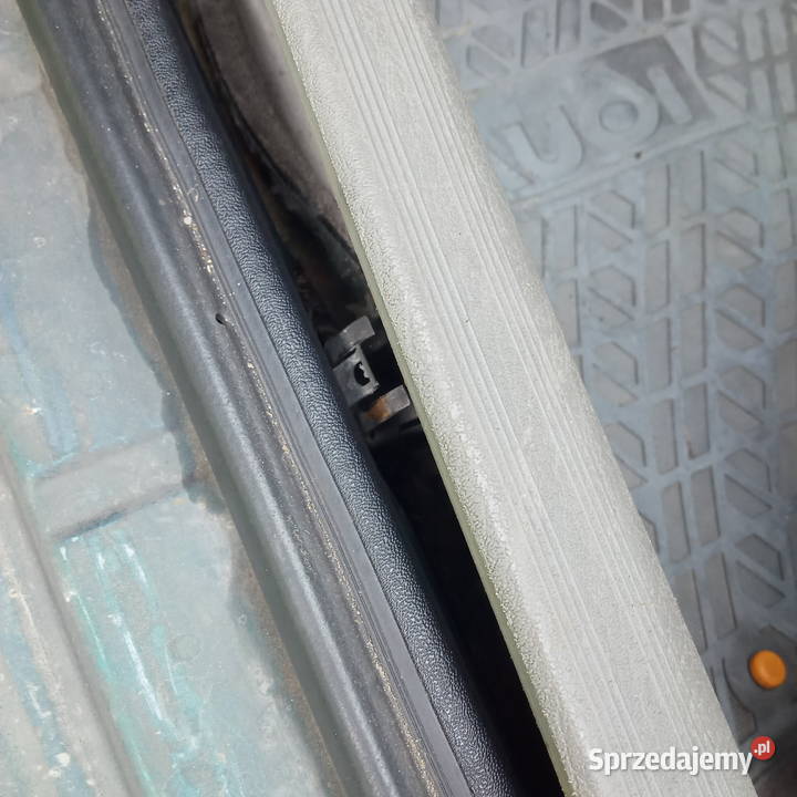 Audi 80 B4 Coupe Cabrio Uchwyt listwy progowej osobowe Części Dębica sprzedam