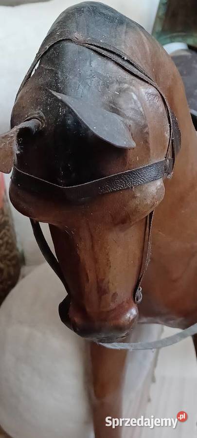 KOŃ ZE SKÓRY CIĘŻKI DAWNE CZASY PRLU JEDNA NOGA Figurki i rzeźby Poznań