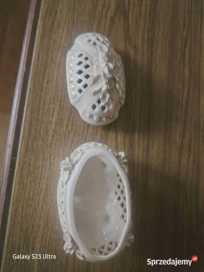 Porcelanowa szkatułka ażurowa z różami Styl warmińsko-mazurskie