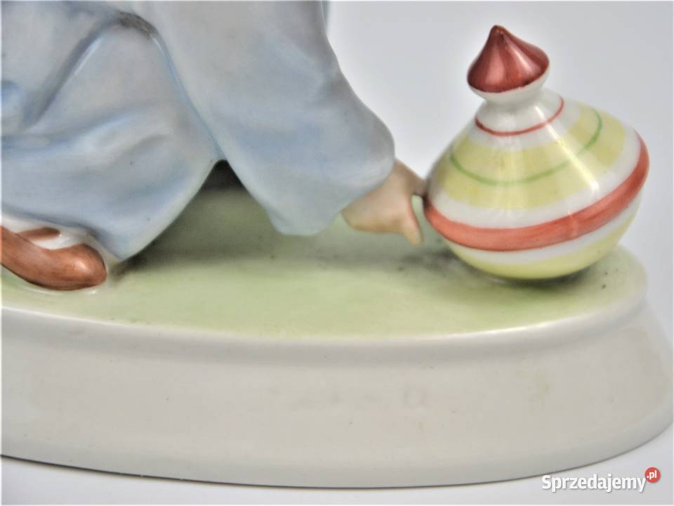 dziecko bawiące się bączkiem projekt Sinko