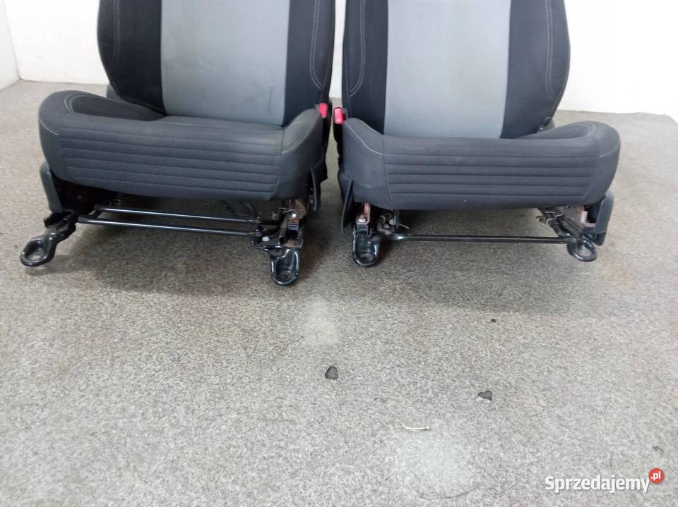 FOTELE PRAWY LEWY PRZÓD KOMPLET Toyota Yaris III Rok produkcji 2014