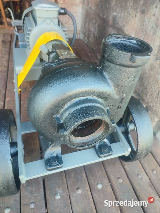 Stara pompa do wody z 1978 r