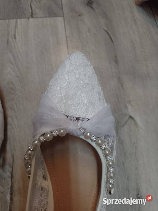 41 Białe bogato zdobione perłami koronkowe małopolskie sprzedam