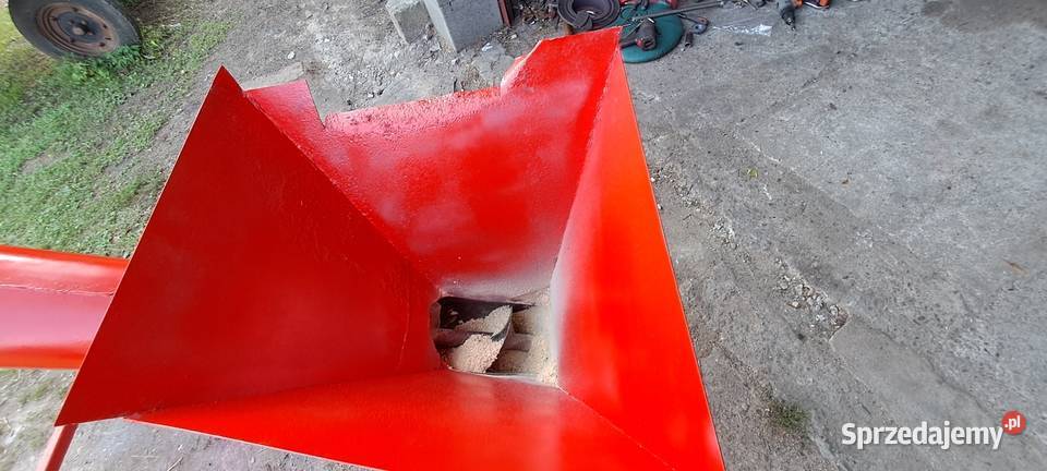 Podajnik ślimakowy do trocin zboża