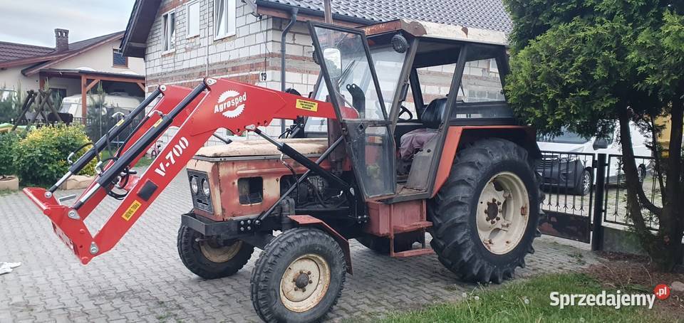 Ładowacz czołowy firmy Agrosped model V700