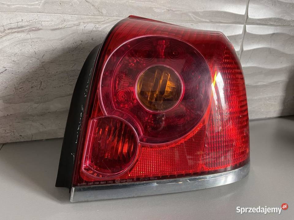 TOYOTA AVENSIS T25 PRAWA LAMPA TYŁ SEDAN Prawe