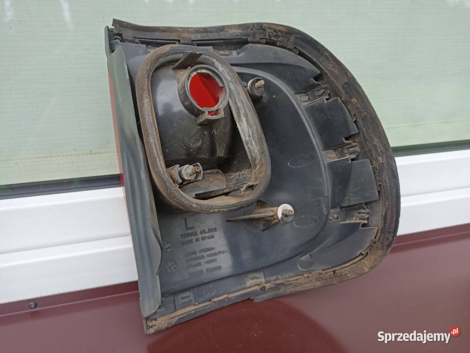 Nissan Terrano II Ford Maverick lampa tył tylna osobowe Sieradz