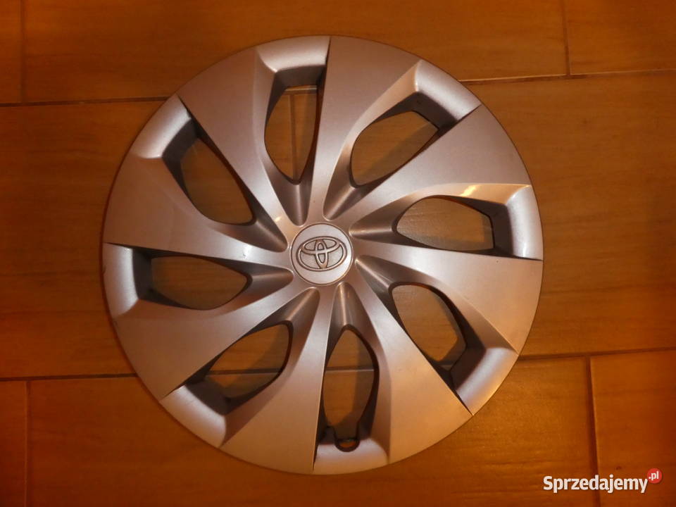 Oryginalny kołpak Toyota R16 lekko uszkodzony