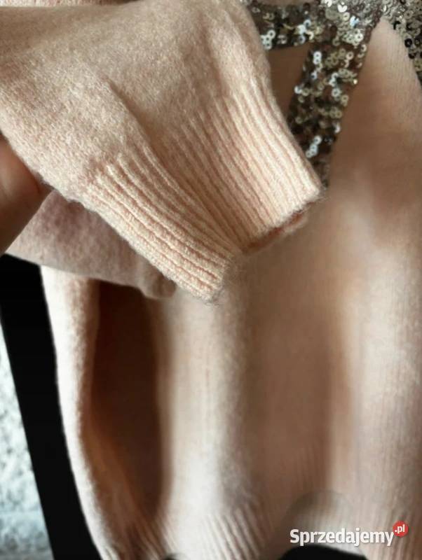 Sweter pudrowy róż z cekinami uroczy i elegancki Szczecin