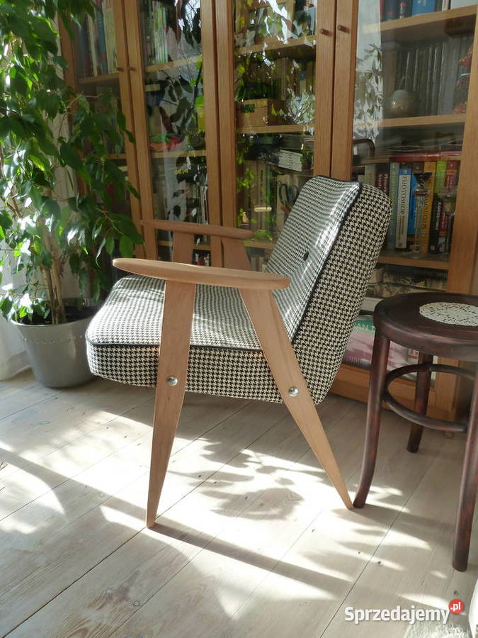 Dwa fotele 366 projektu Chierowskiego odnowione Meble łódzkie