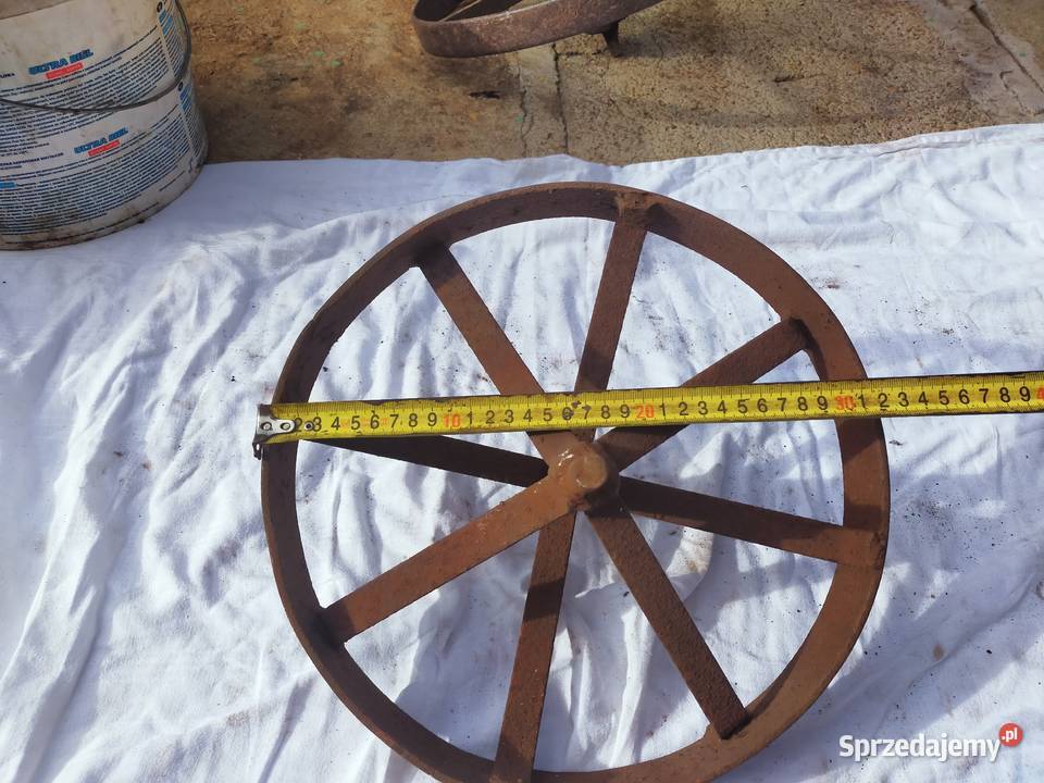 Stare metalowe koło taczki