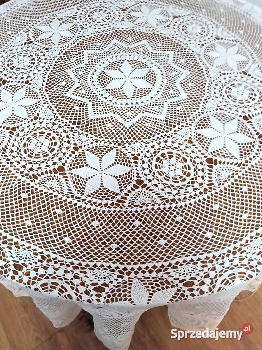 Unikalny świąteczny obrus szydełkowy Płatki