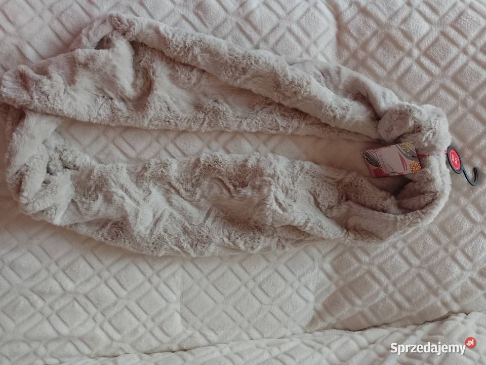 Długi beżowy szal futrzany z Londynu szal małopolskie Kraków