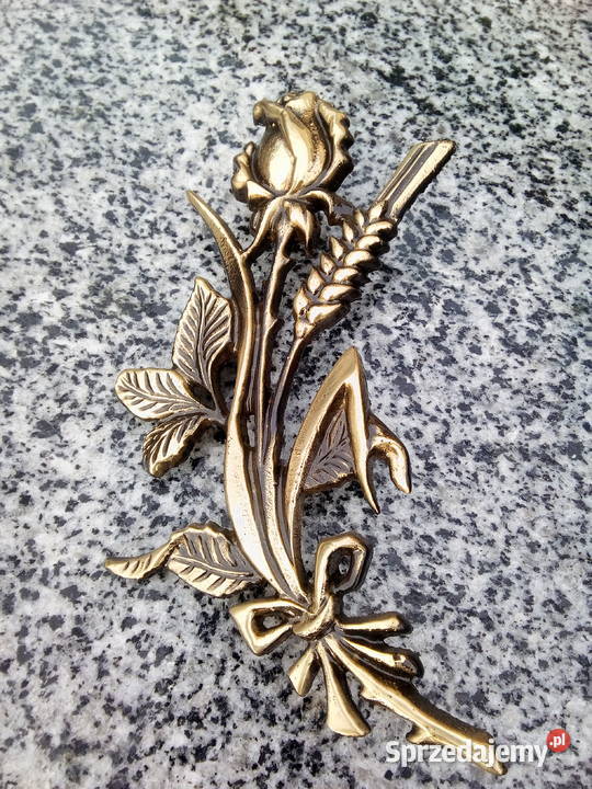 Róża złota mosiężna czerniona z dłonią kłosem Strzegowo