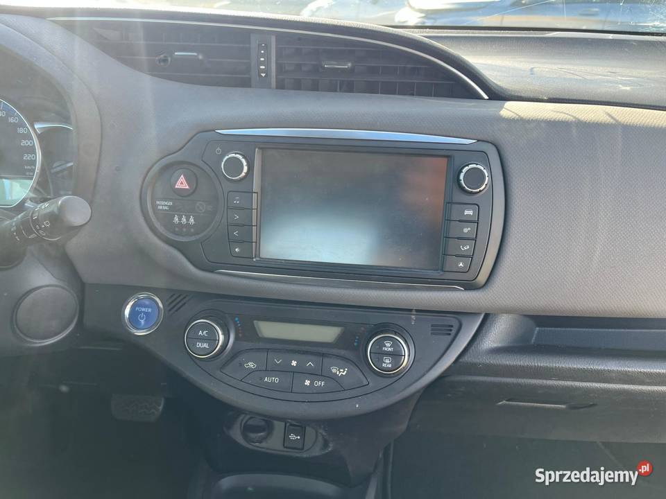 TOYOTA Yaris 15 100H eCVT Business EJ833