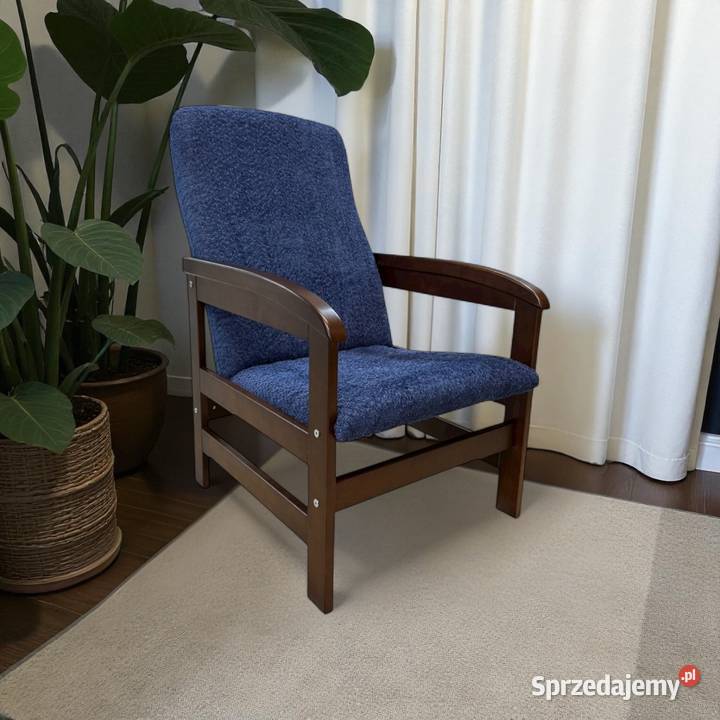 Klasyczny fotel wypoczynkowy na drewnianym