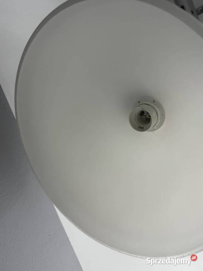 Lampa sufitowa z szklanym białym kloszem