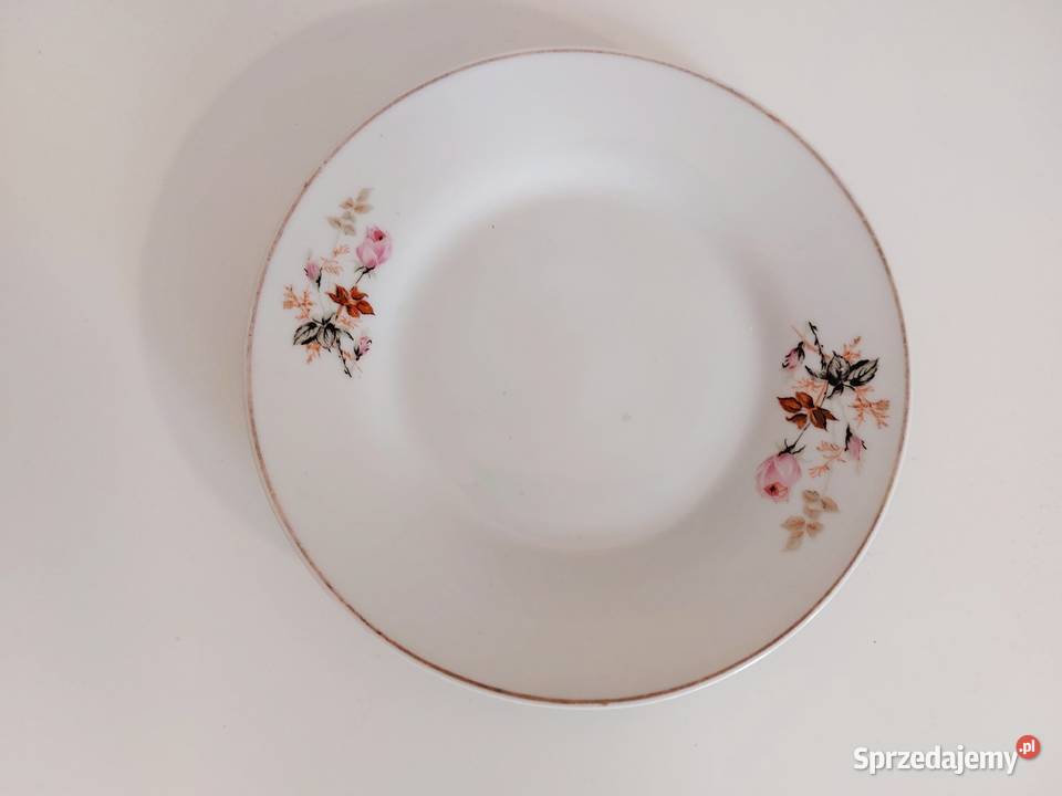 biała filiżanka z talerzykiem vintage retro