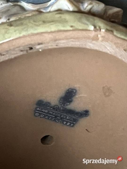 Figurka dziewczynki z książką Zmęczona drzemka Porcelana i szkło