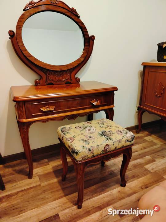 Toaletka Ludwikowska z pięknym pufem