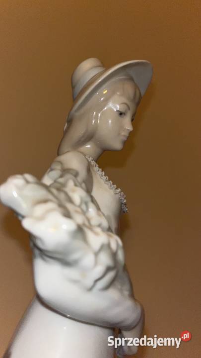 Piękna wysoka figurka dziewczyny z bukietem Bez sprzedam