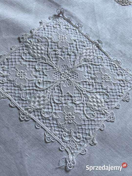 Obrus ręcznie haftowany z koronkami rękodzieło Zabrze