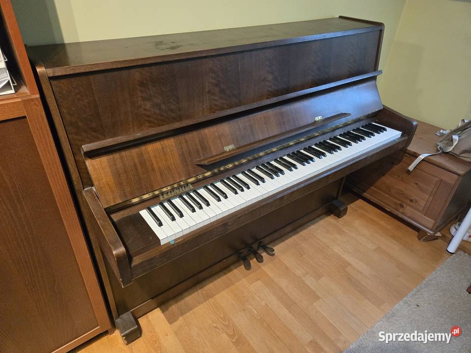 Pianino LEGNICA sprawne trzyma strój stan