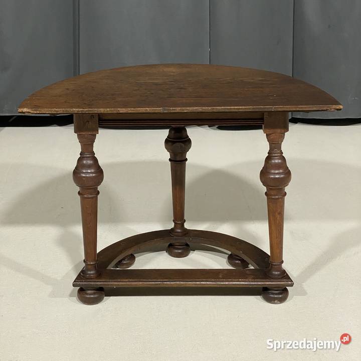 Półokrągły dębowy stolik w rustykalnym stylu