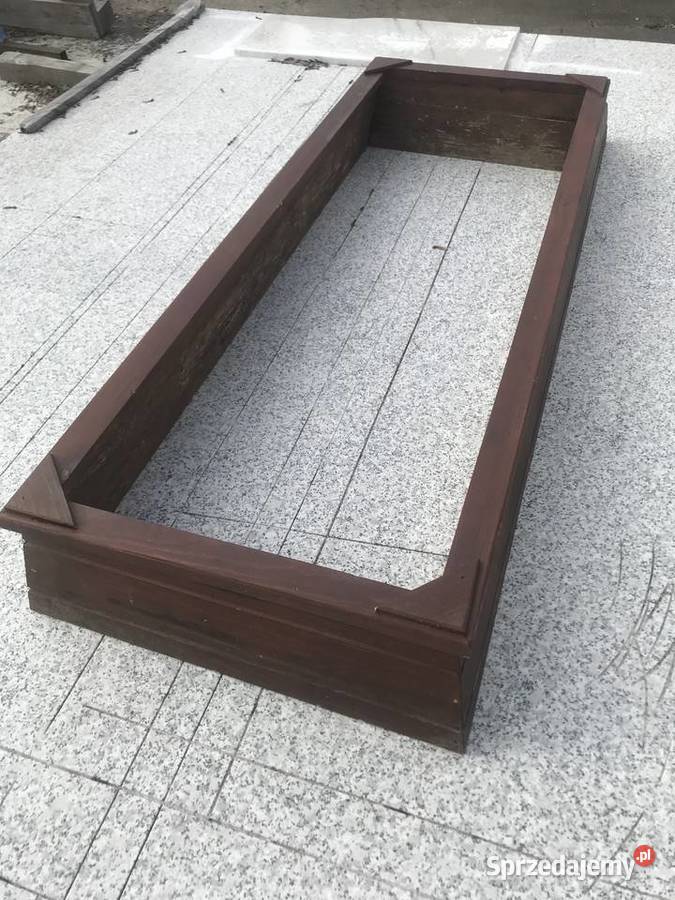 Oryginalna obudowa grobu obramowanie tymczasowa Wrocław