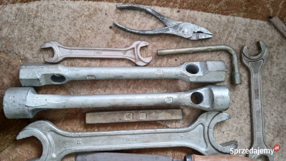 Zestaw oryginalnych kluczy do ciągnika DT Lublin