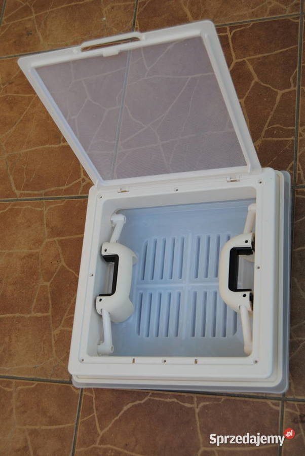 Kamper przyczepa okno dachowe 28 x 28 Pozostałe wielkopolskie