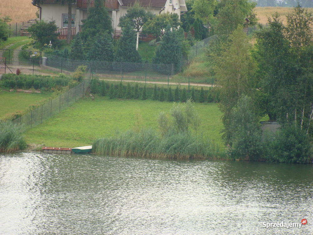 Działka z linią brzegową i małym pomostem jezior utwardzona Grunty i działki