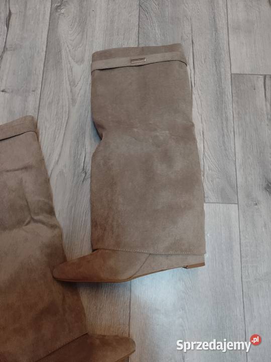 40 Beżowe wygodne kozaki kowbojki na koturnie