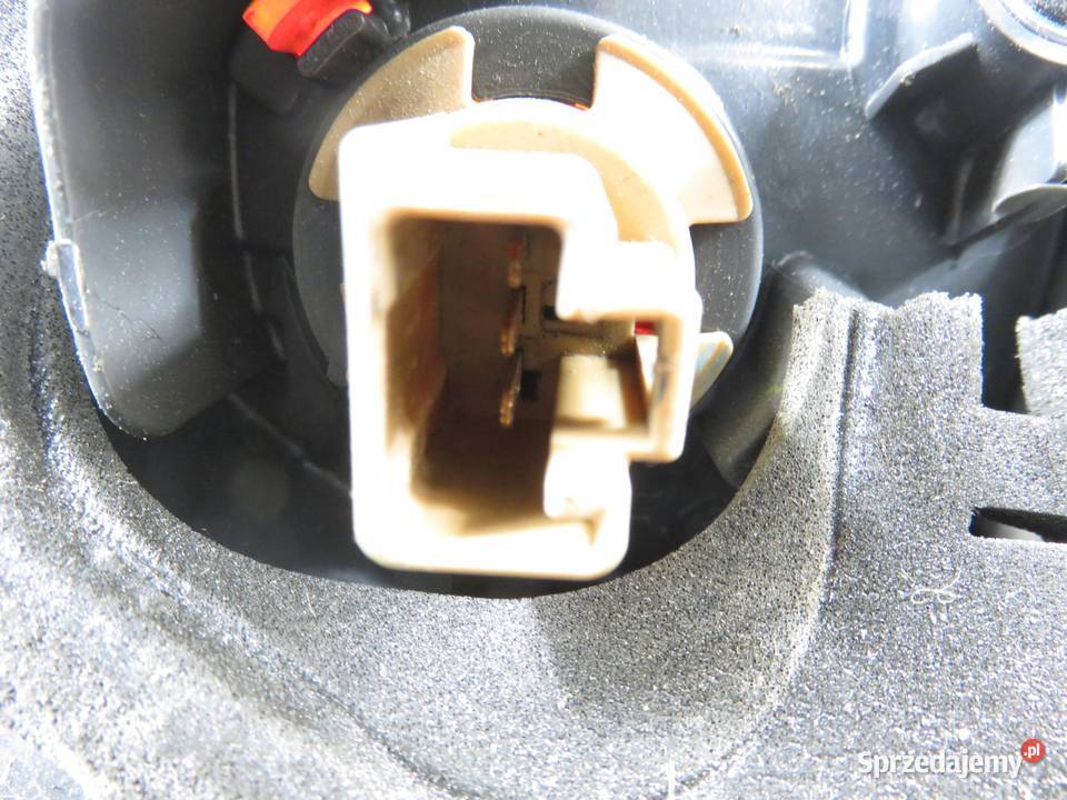 LAMPA PRAWA TYLNA TOYOTA AVENSIS VERSO M2 Motoryzacja