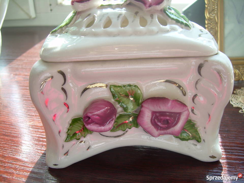 piękna porcelanowa szkatułka