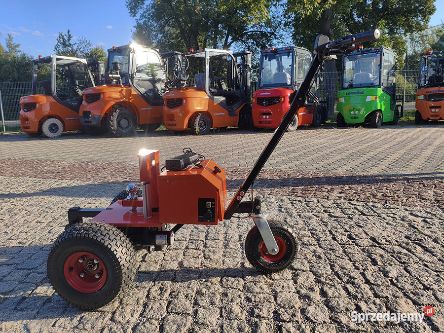 Elektryczny wózekmower do holowania przyczep Kęty