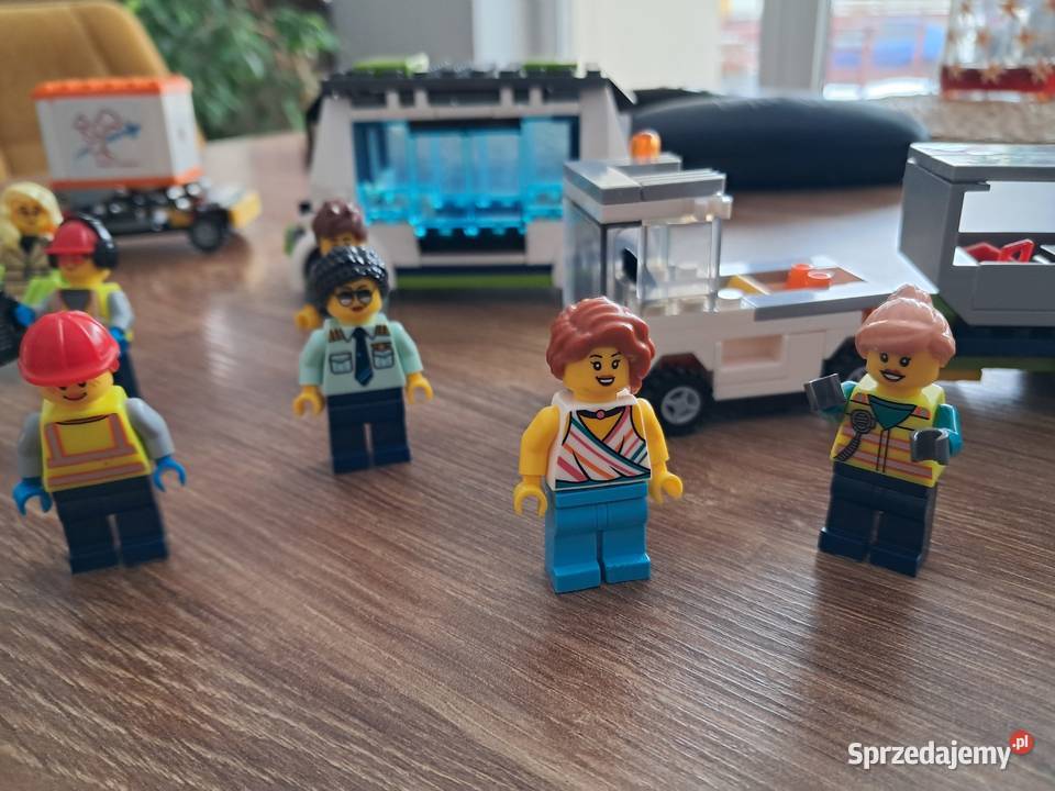 kilka pojazdów i figurek marka no name Sandomierz