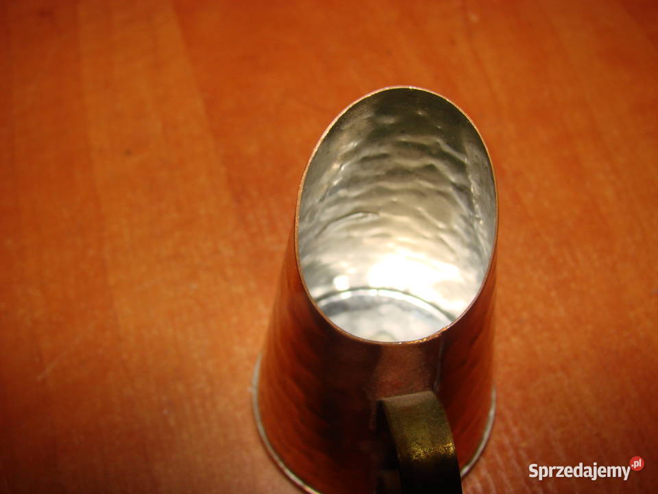 mały miedziany dzbanek