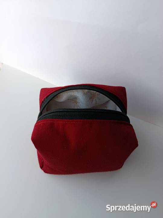 Kosmetyczka czerwona materiałowa w śnieżynki Konin sprzedam