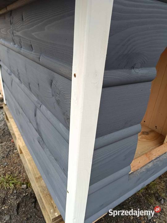 Buda psa z deski elewacyjnej ocieplona