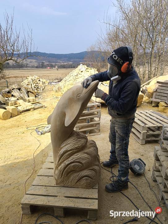 Delfin ręcznie wykonany z piaskowca naturalnego dolnośląskie Kamienna Góra