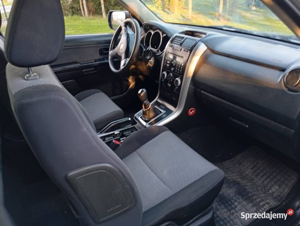 Terenówka Suzuki Grand Vitara 16b 4x4 Klima Hak lakier metallic Świdnica sprzedam